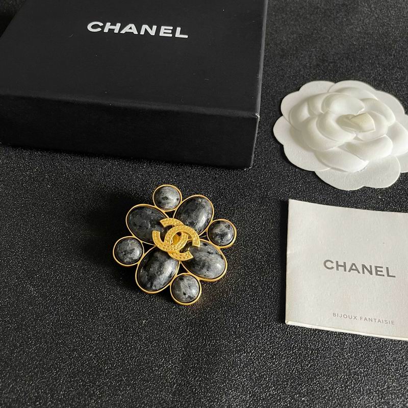 Chanel Brooch 06yxs40